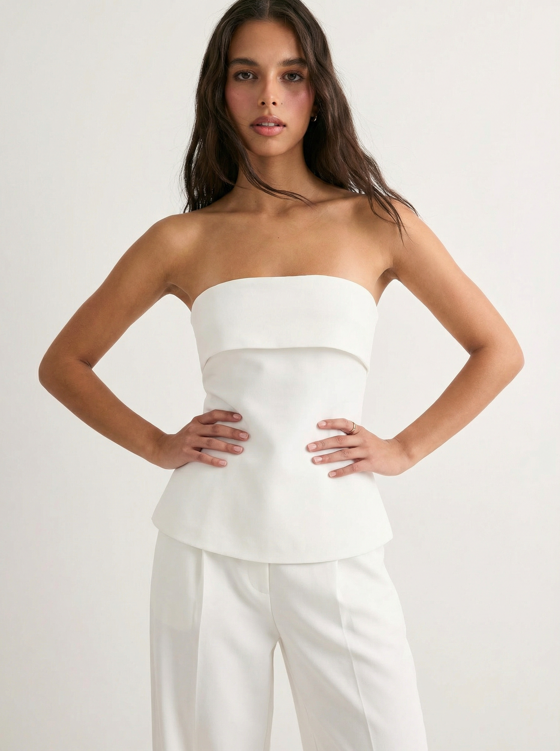 טופ וינה | סטרפלס לבן מחויט בגזרה ישרה