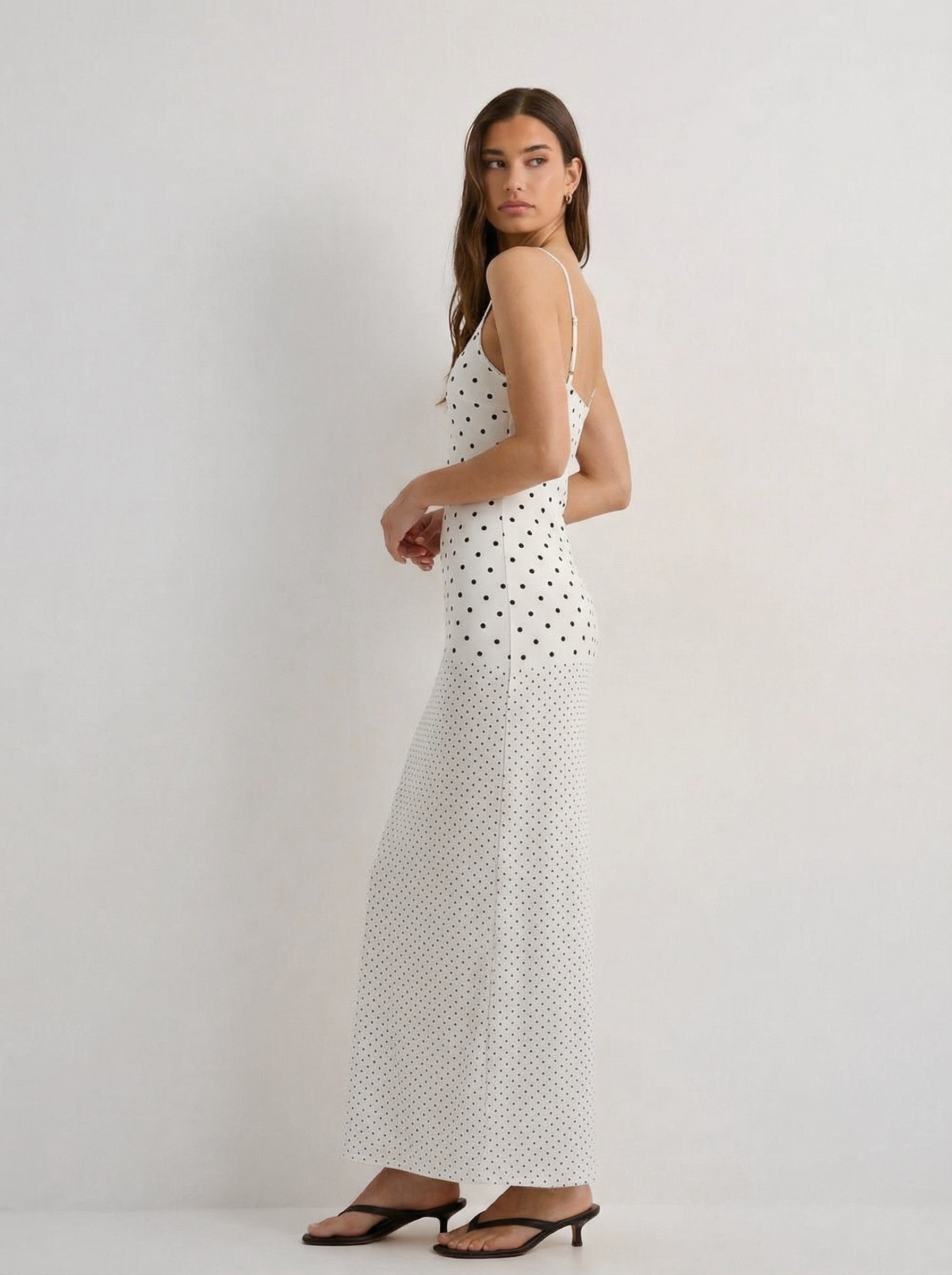 שמלת סופיה | מקסי נקודות לבנה בגזרת סליפ