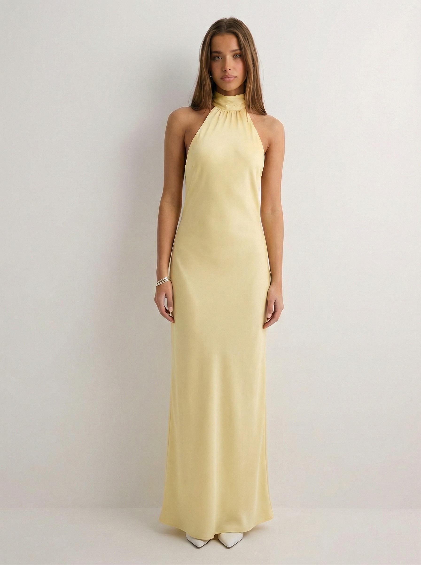 שמלת אנה | מקסי צהוב חמאה עם קשירת הלטר וגב פתוח