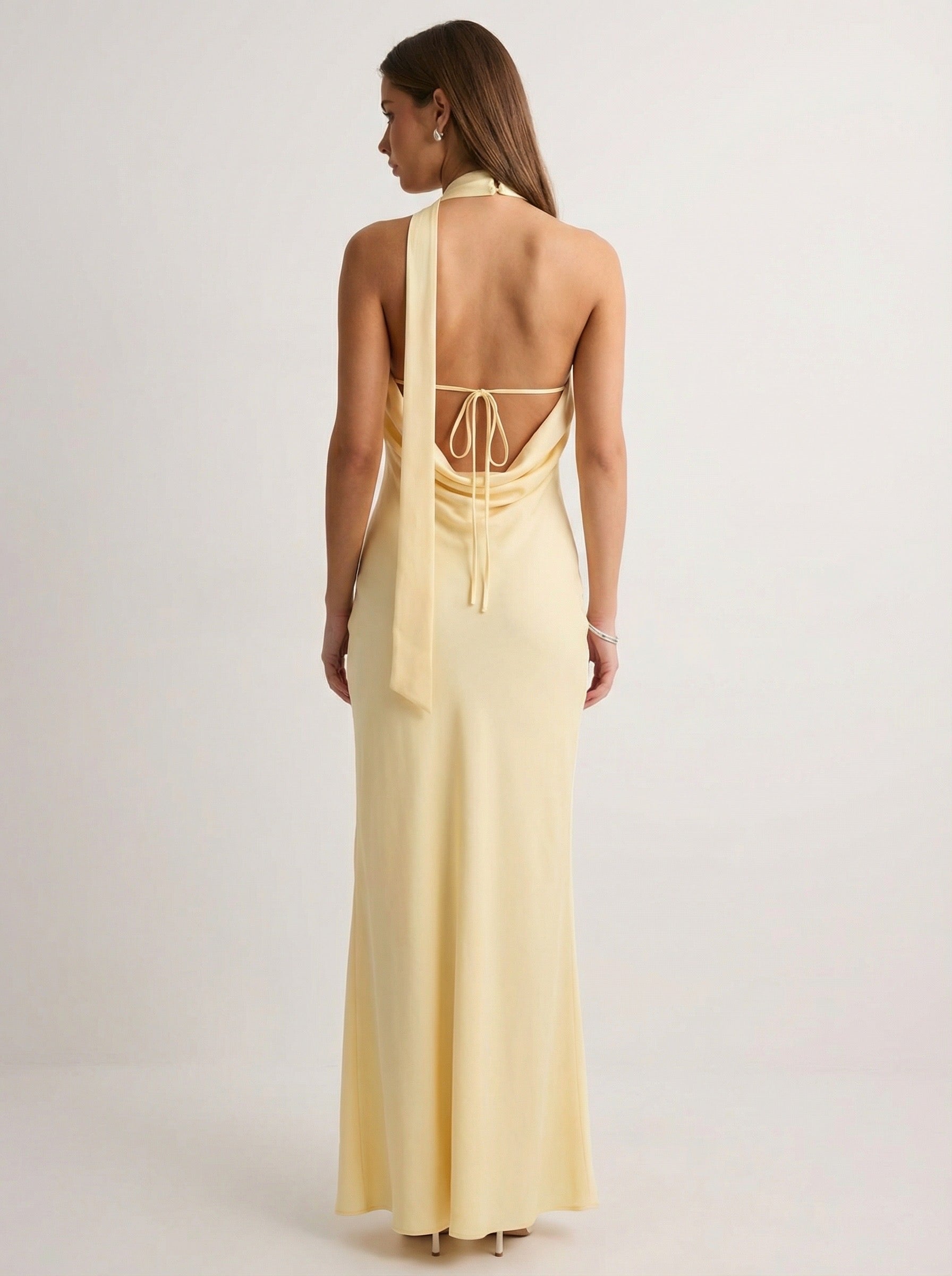 שמלת אנה | מקסי צהוב חמאה עם קשירת הלטר וגב פתוח