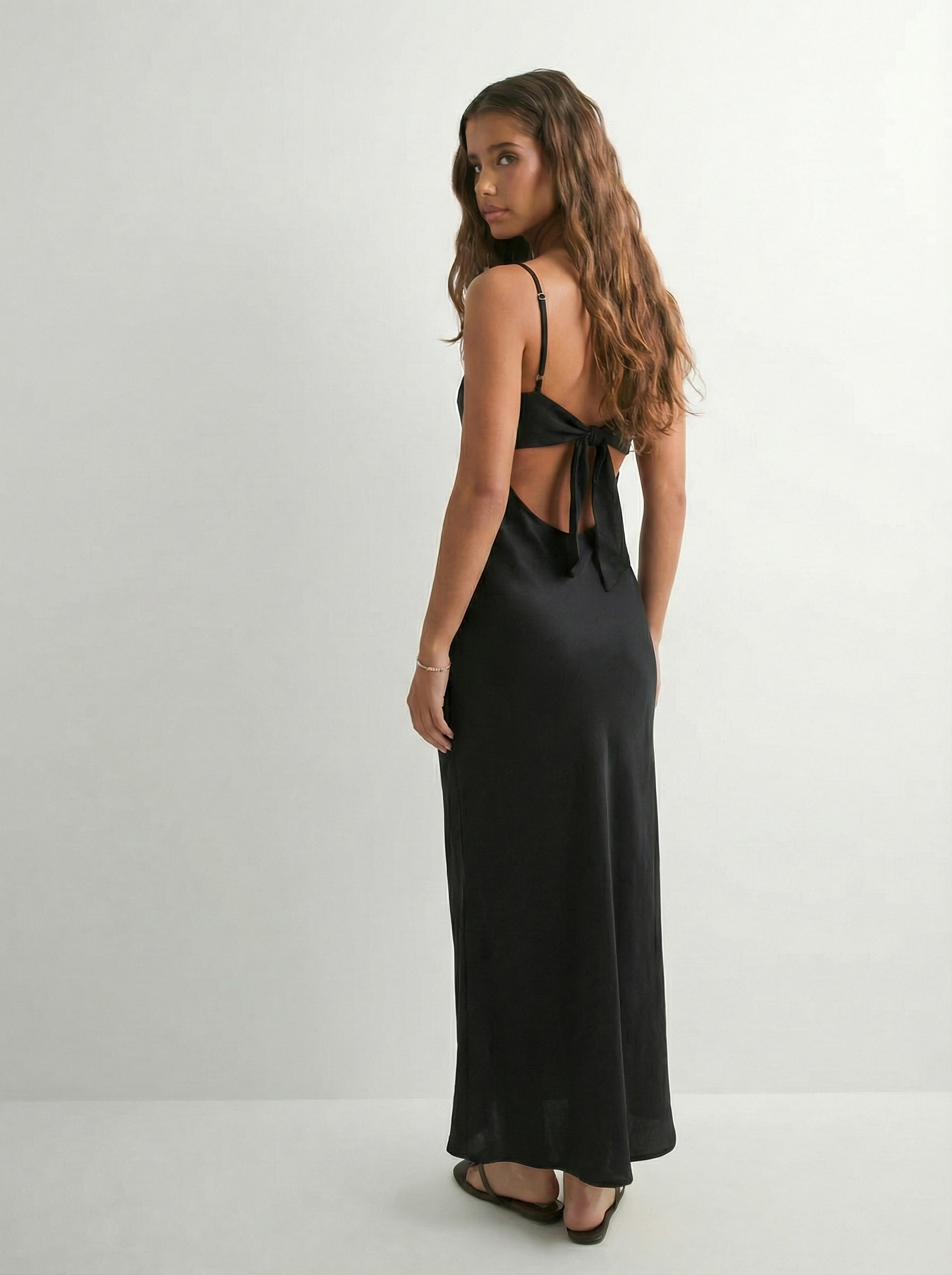 שמלת פלורה | סאטן מקסי שחורה עם קשירה קדמית