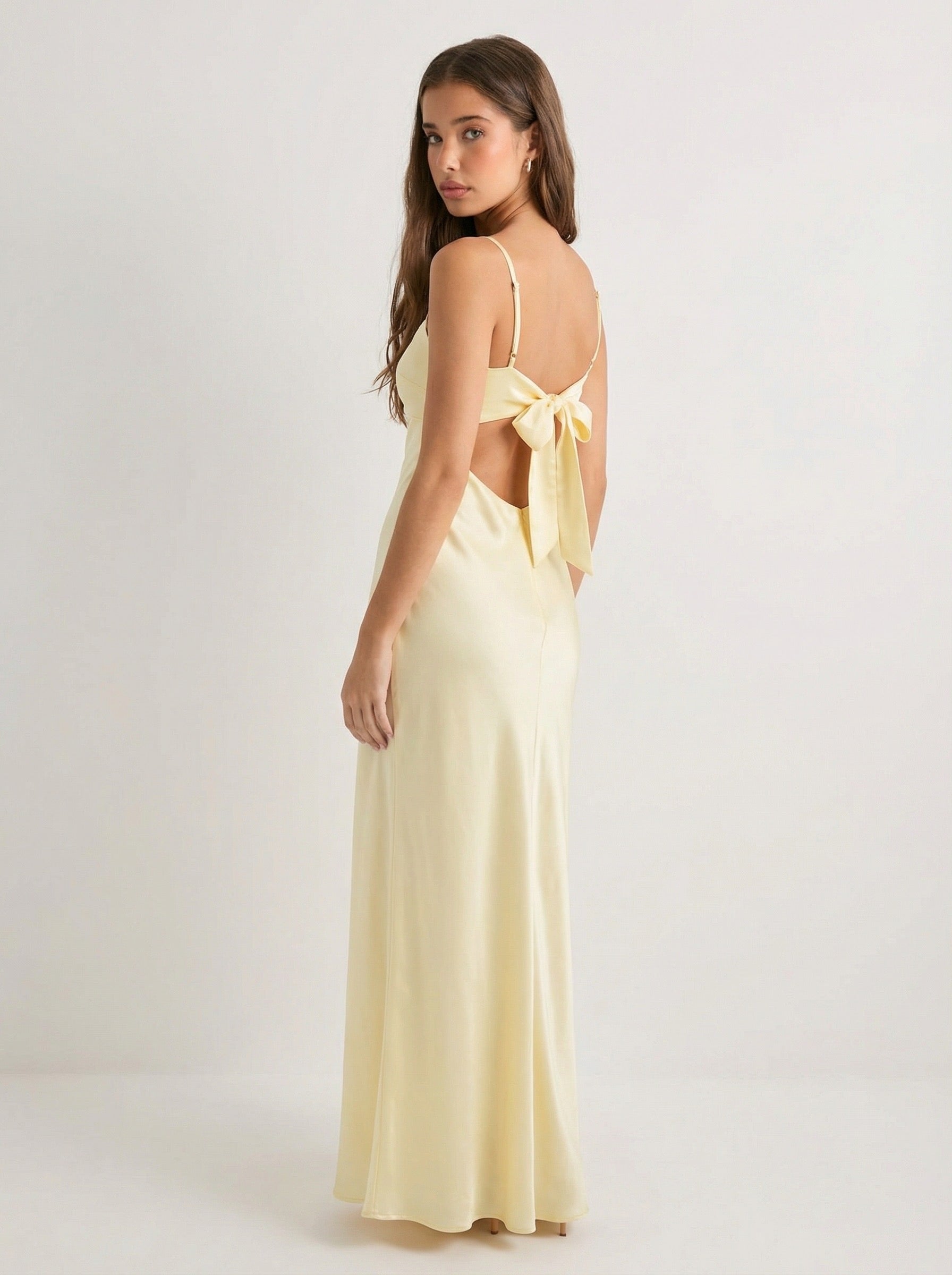 שמלת פלורה | סאטן מקסי צהוב חמאה עם קשירה קדמית