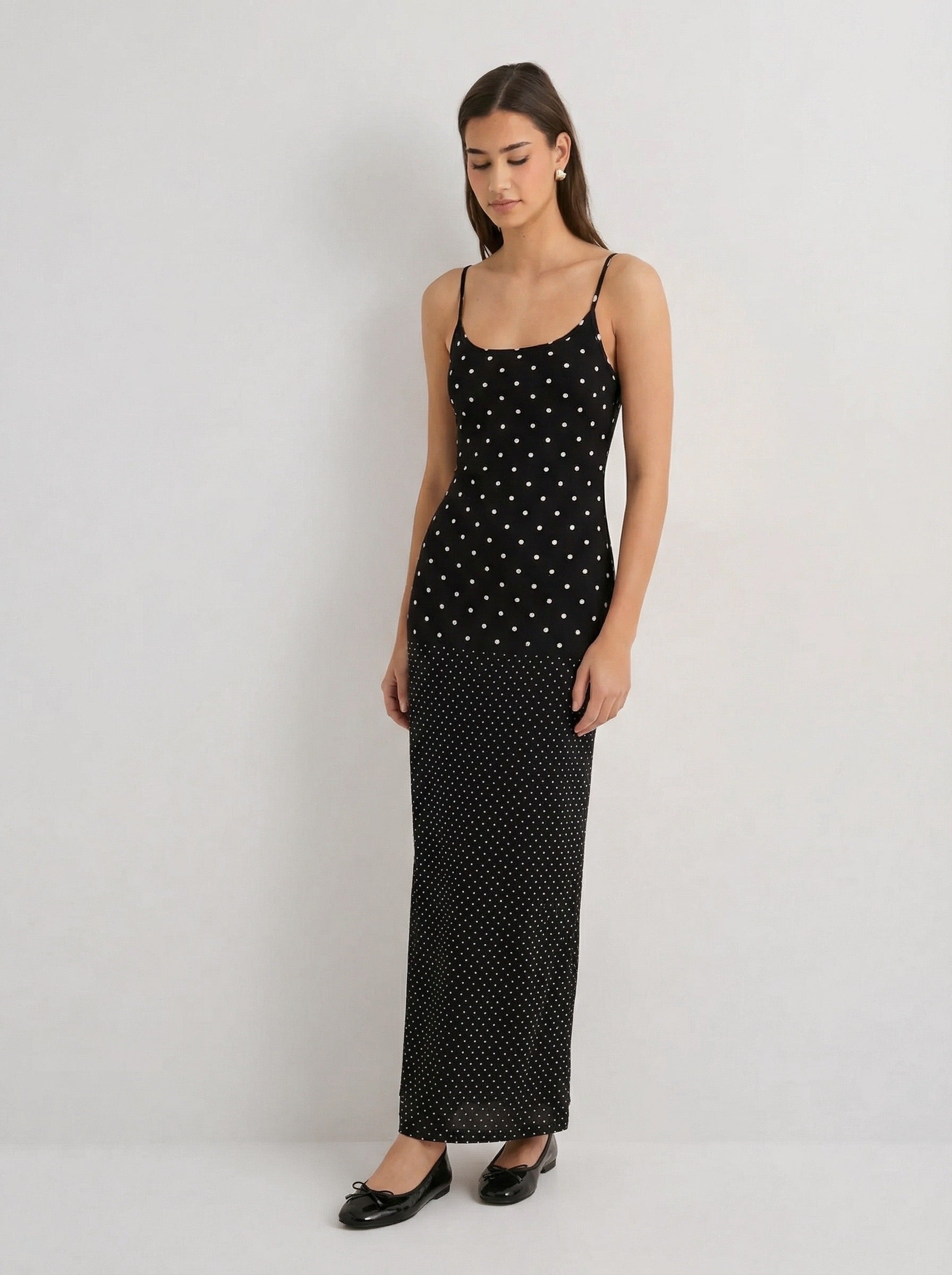 שמלת סופיה | מקסי נקודות שחורה בגזרת סליפ