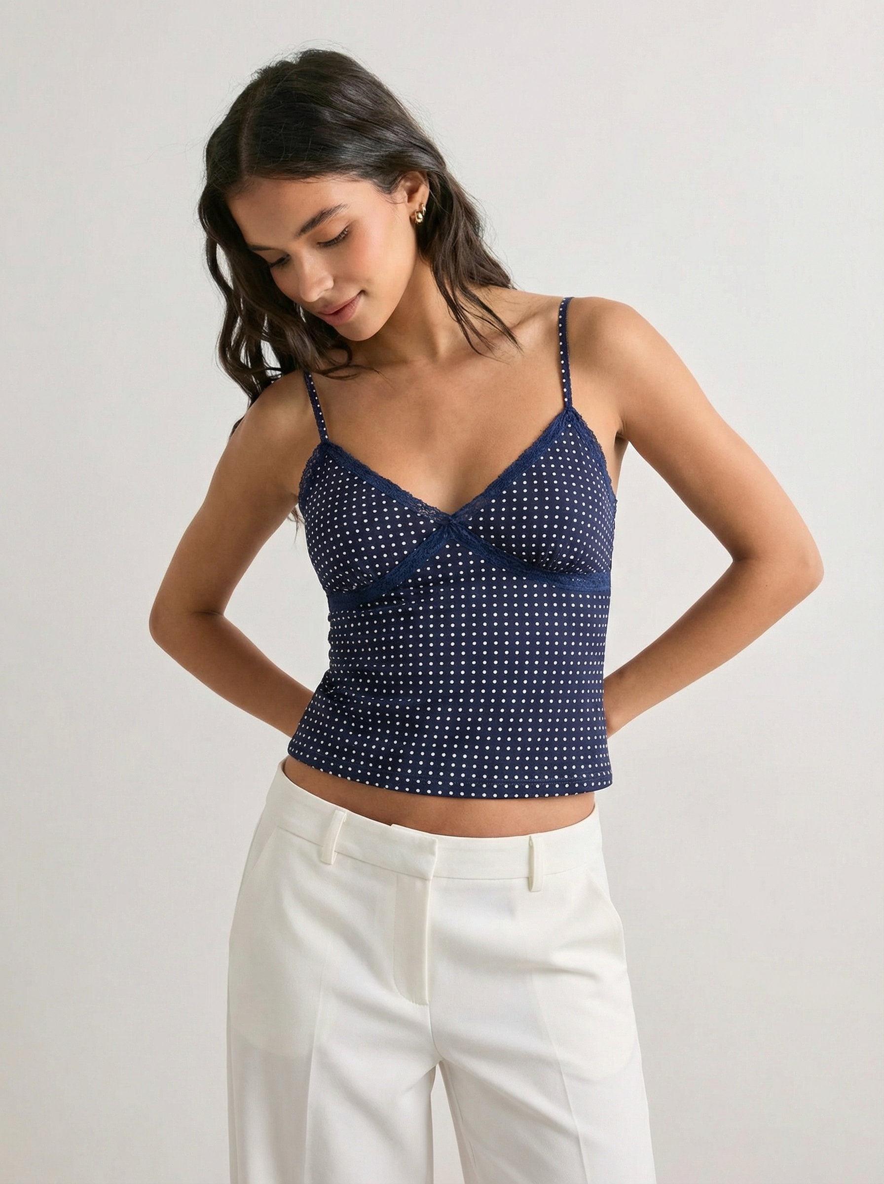 גופיית מרין | טופ נקודות כחול כהה עם רצועות דקות וסיומת תחרה