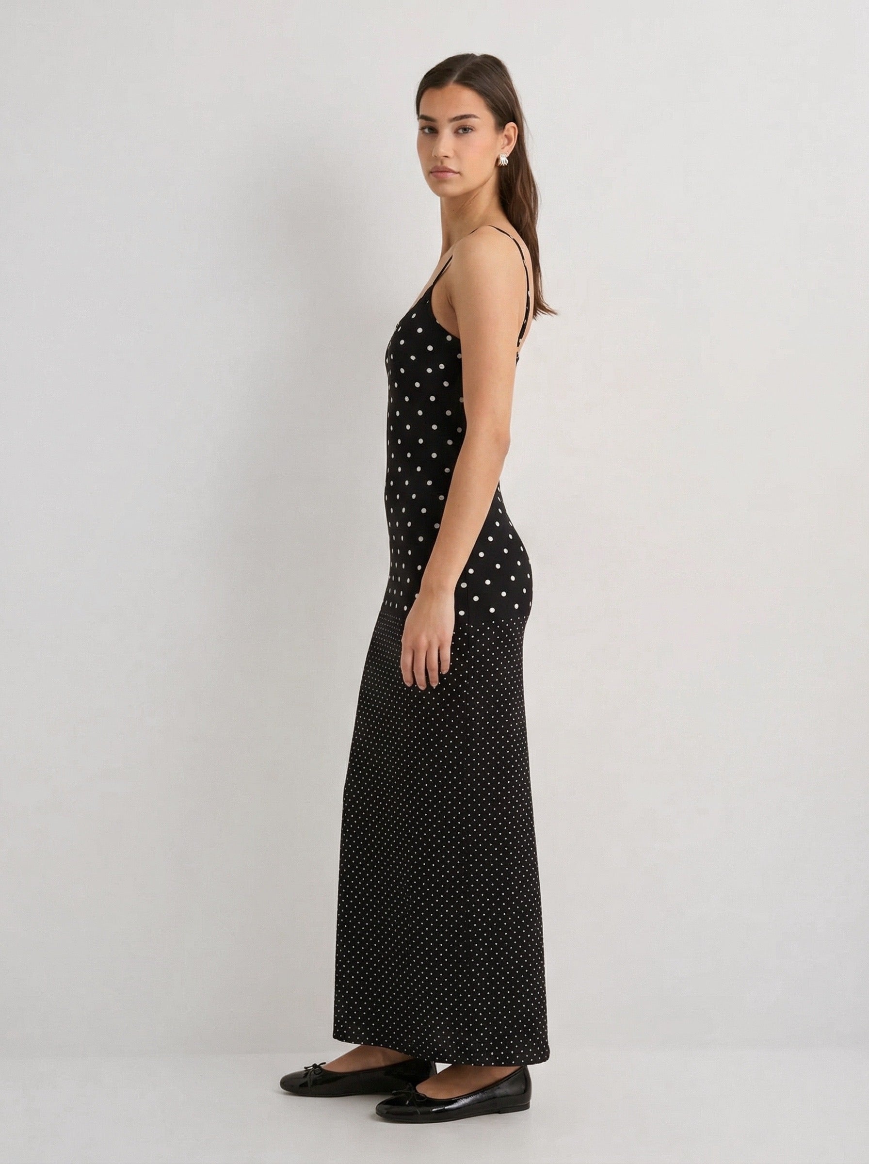 שמלת סופיה | מקסי נקודות שחורה בגזרת סליפ