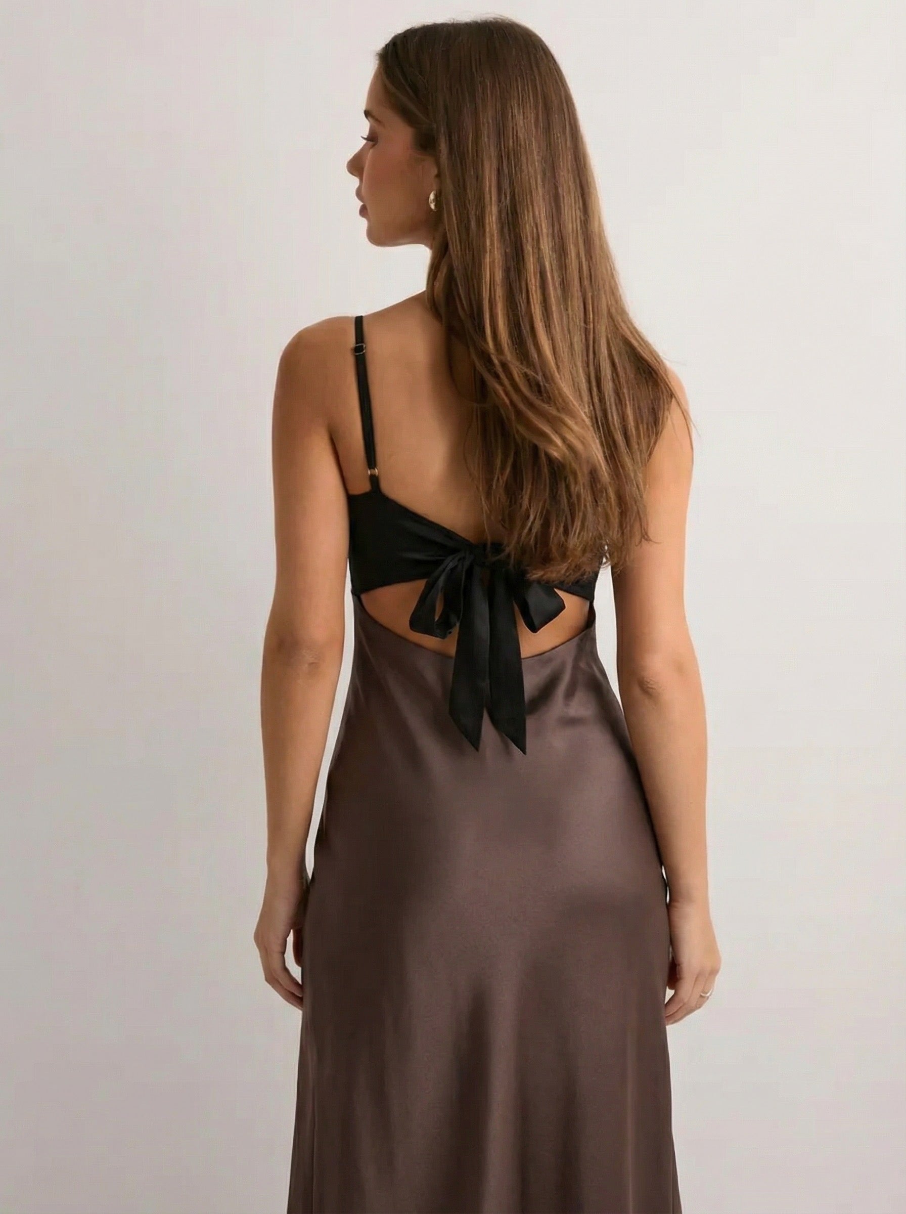 שמלת פלורה | סאטן מקסי חום & שחור עם קשירה קדמית