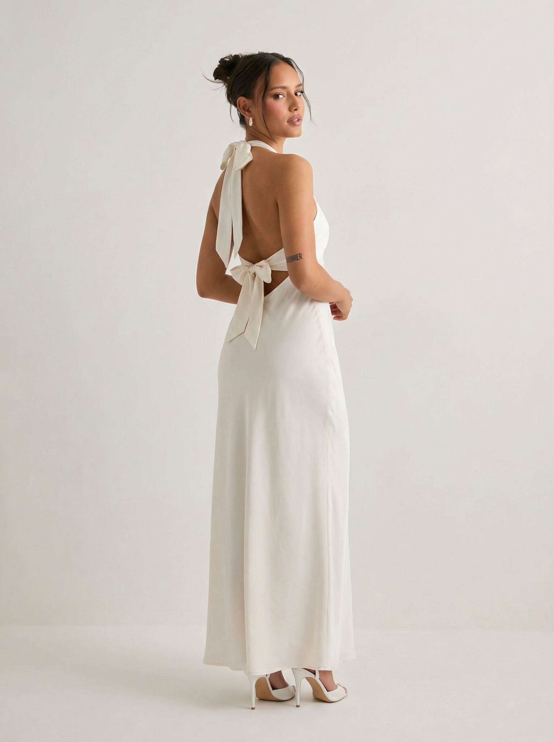 שמלת סאטן מקסי | גב פתוח - לבן