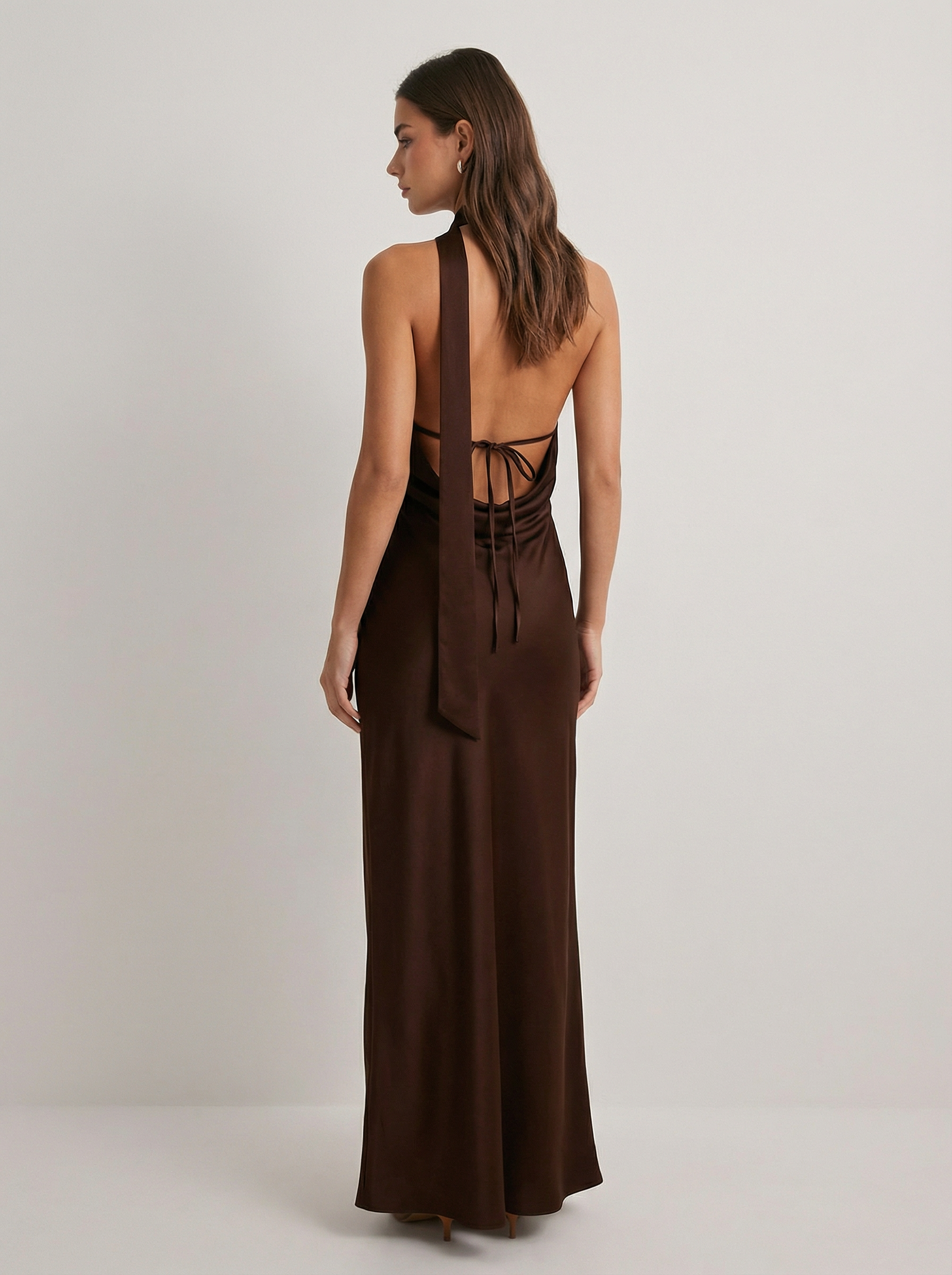 שמלת אנה | מקסי חומה עם קשירת הלטר וגב פתוח