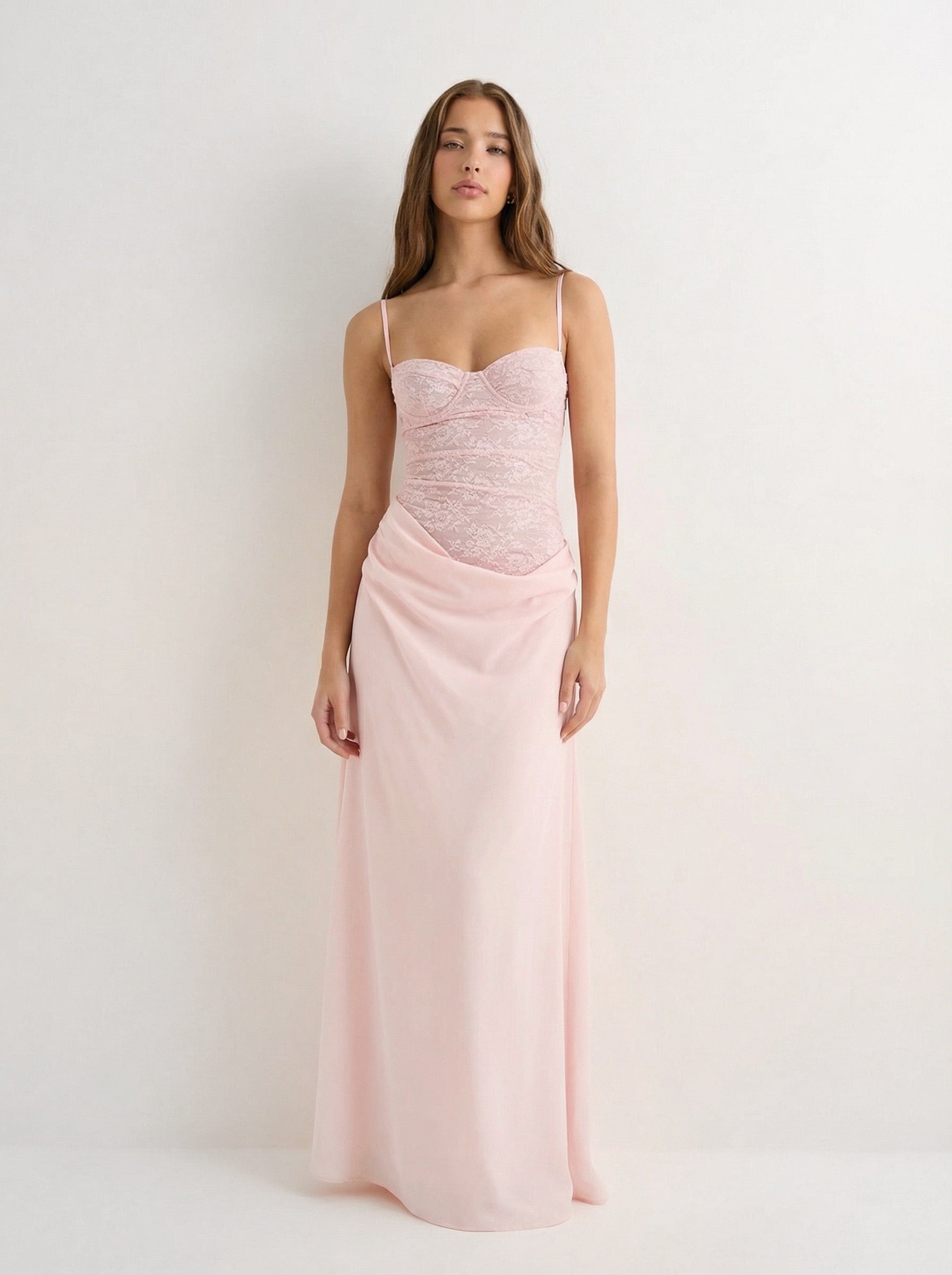 שמלת מאיה | מקסי ורודה בגזרה אלכסונית עם גב נשפך