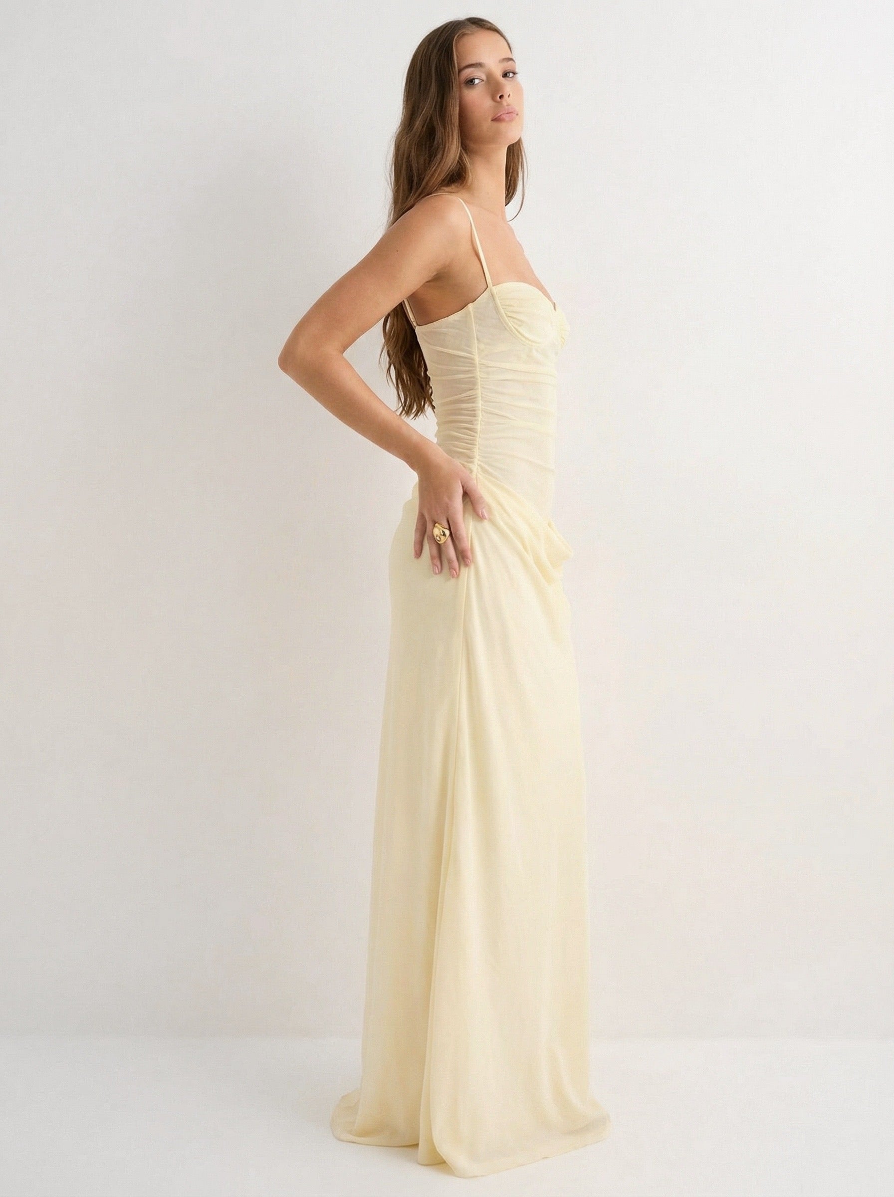 שמלת מאיה | מקסי צהוב חמאה בגזרה אלכסונית עם גב נשפך