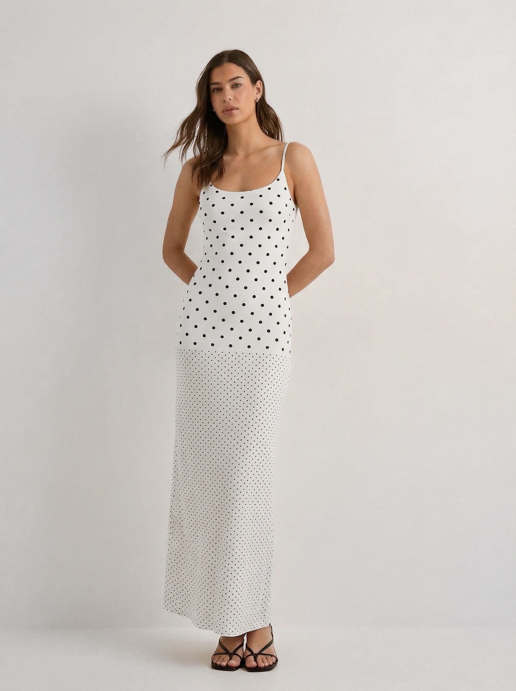 שמלת סופיה | מקסי נקודות לבנה בגזרת סליפ