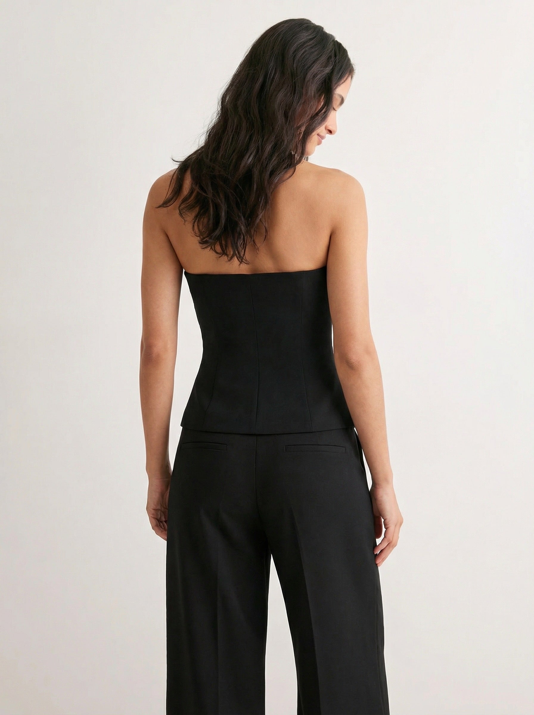 טופ וינה | סטרפלס שחור מחויט בגזרה ישרה