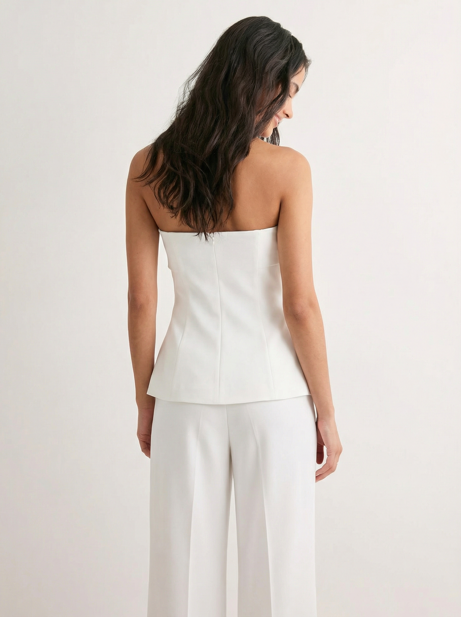 טופ וינה | סטרפלס לבן מחויט בגזרה ישרה