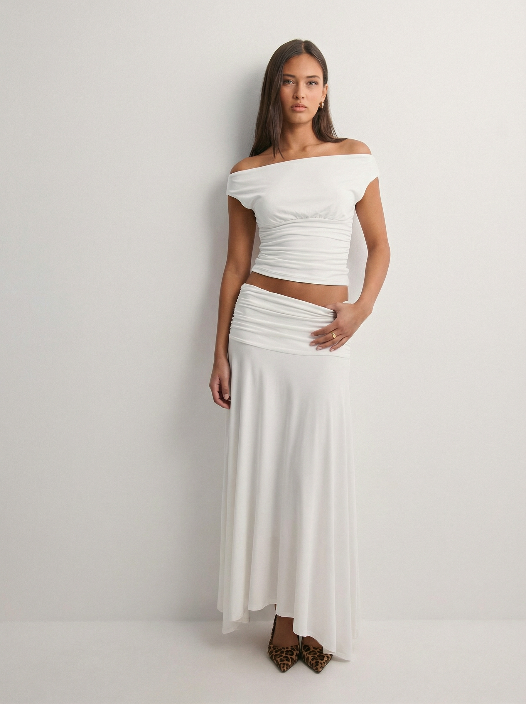 טופ בלייר | א-סימטרי לבן עם כיווצים עדינים