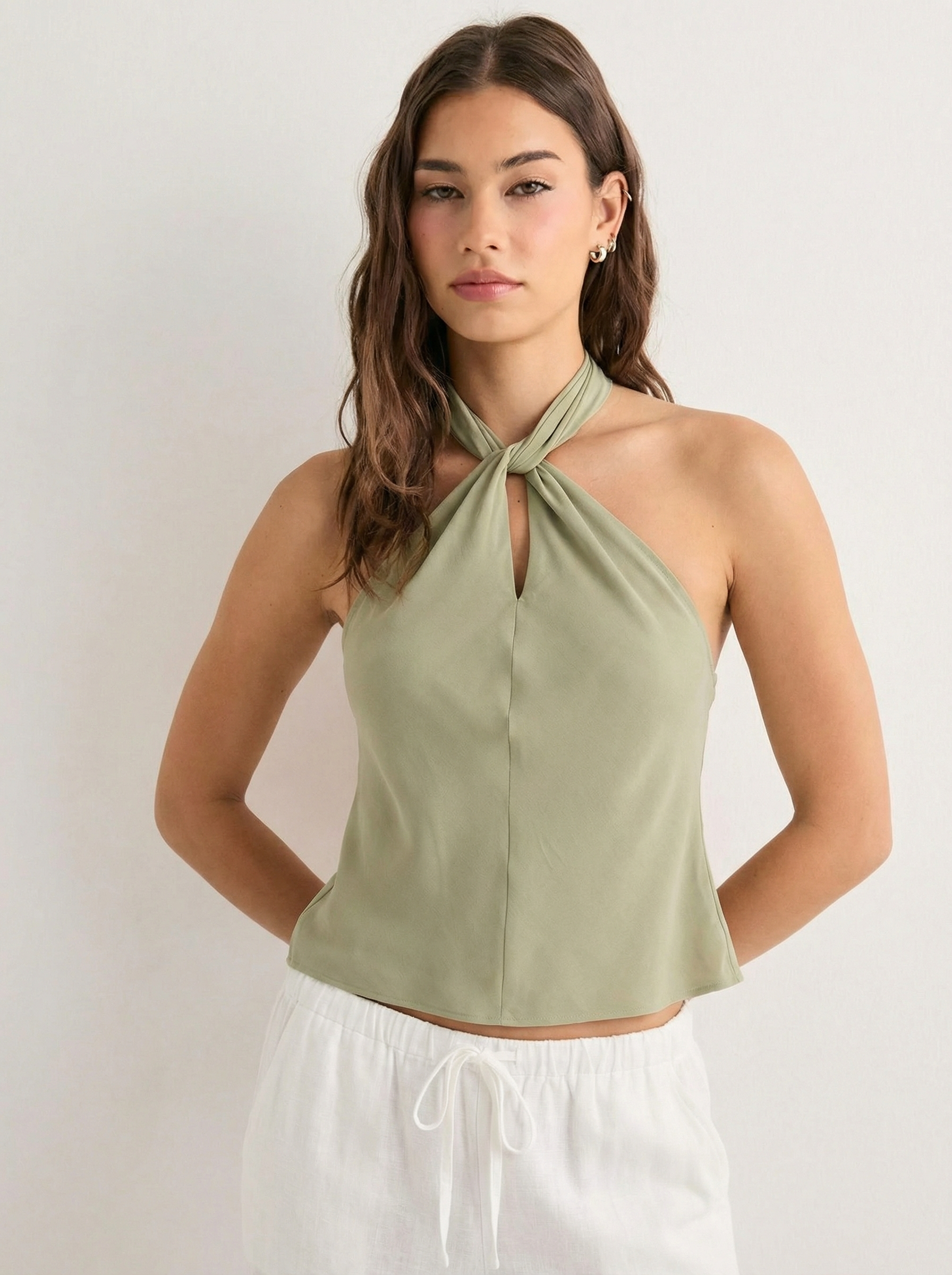 טופ אמבר | הלטר סאטן ירוק עם גב פתוח