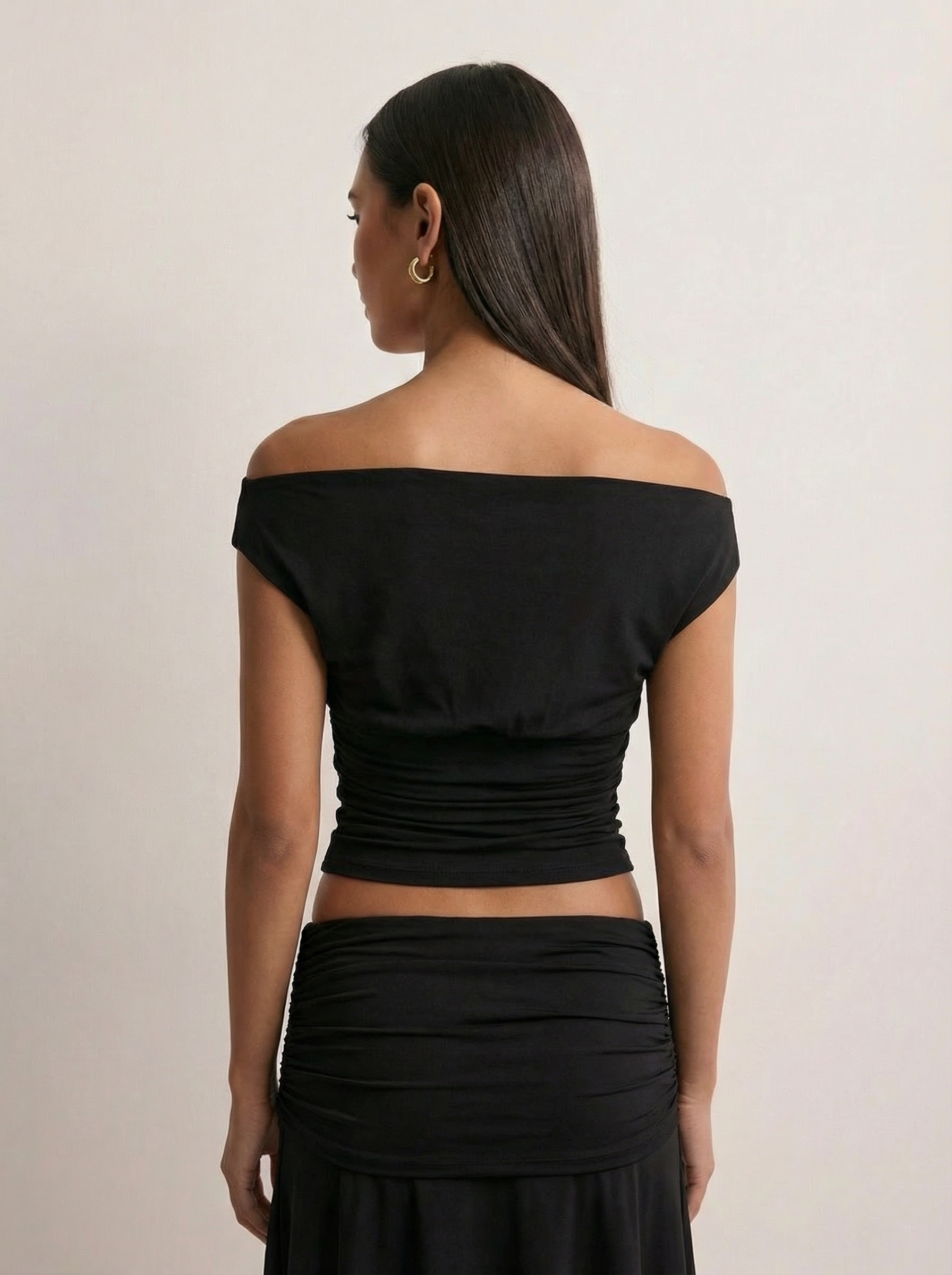 טופ בלייר | א-סימטרי שחור עם כיווצים עדינים