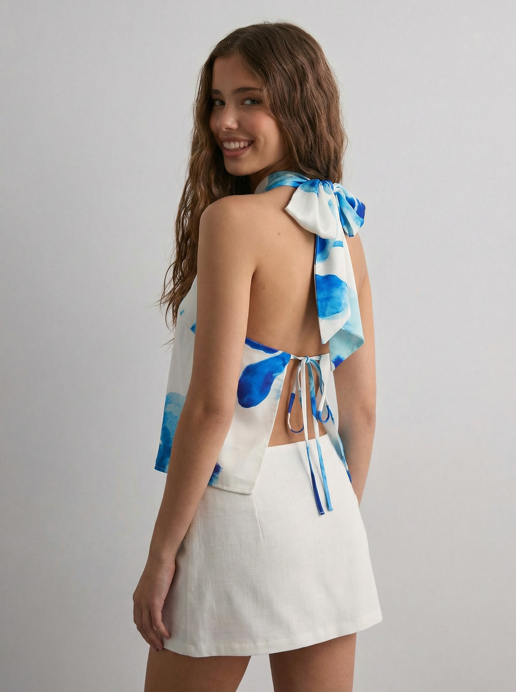 טופ אמבר | הלטר סאטן אקווה בלום עם גב פתוח